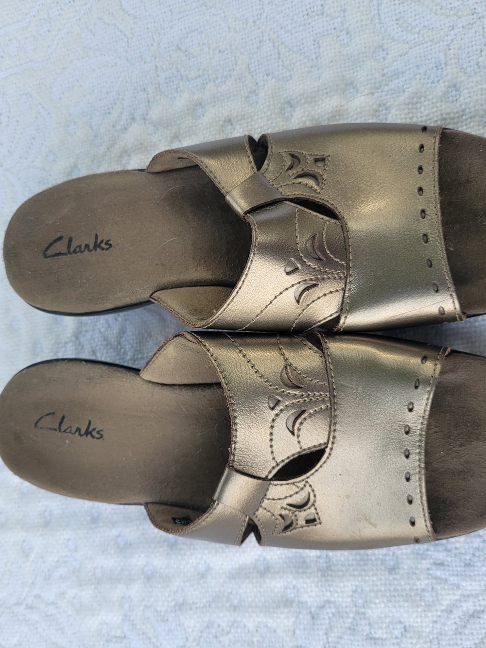 CLARKS women's Metallic Bronze Slide Sandals 7.5